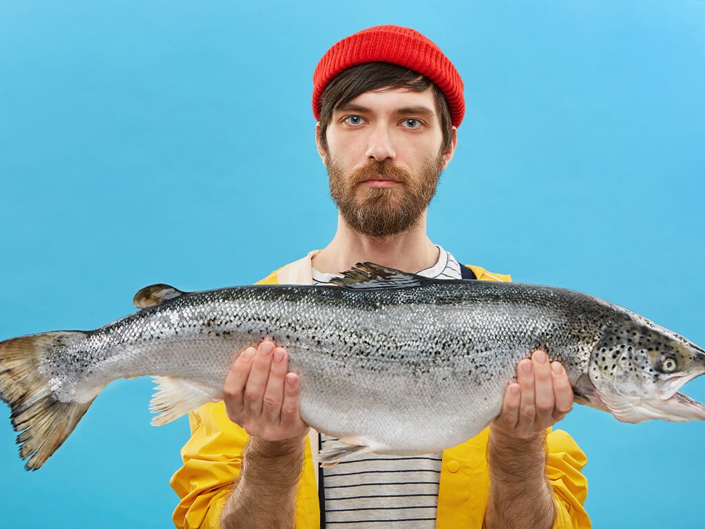 Gekweekte zalm valt ook onder ‘junkfood’